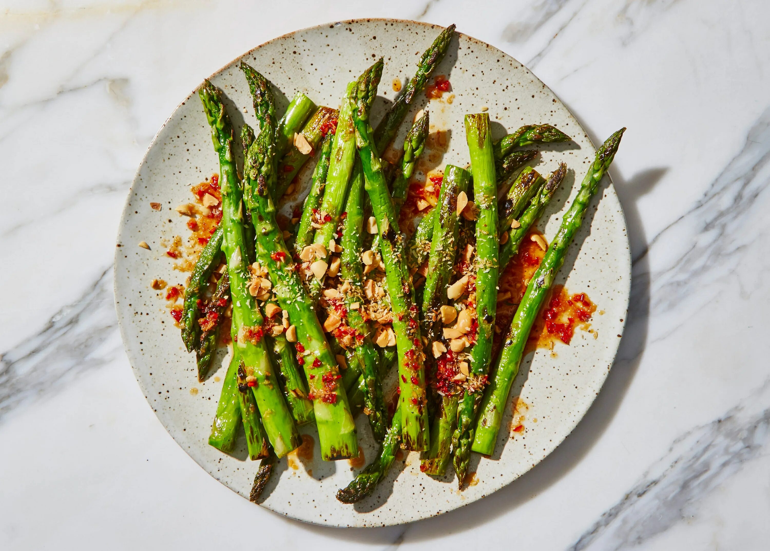 Спаржа декоративная или овощная. Спаржа содержание. Спаржа сорта. Спаржа свежая фото. Спаржа витамины.