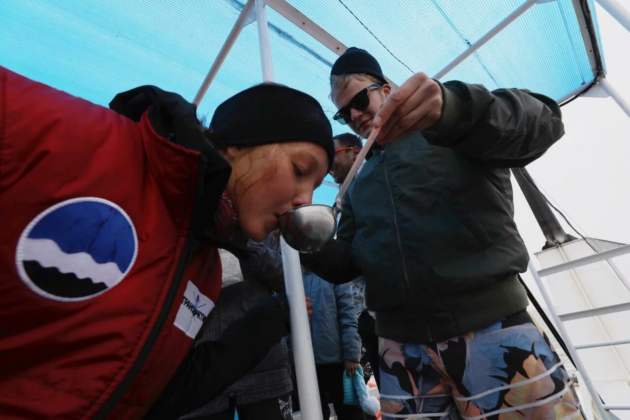 полярники на северном полюсе. костюм антарктической экспедиции. генри уорсли. матвей шпаро экспедиция 2002 года. полярник важный человек.