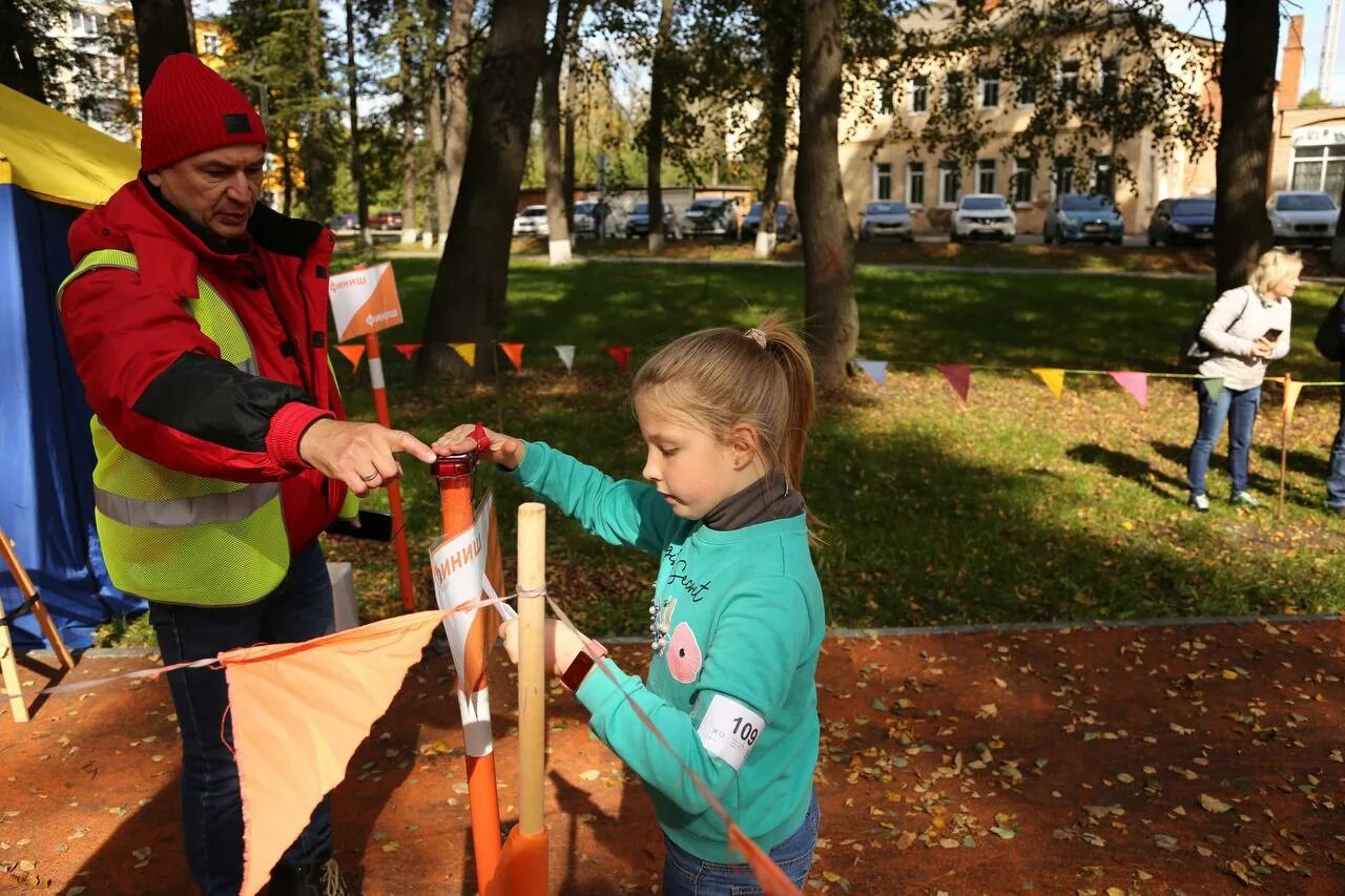 Соревнования в парке. Запрудский парк Коломна. Ориентиры в парке. Всемирный день ориентирования. В парке прошли соревнования дети.