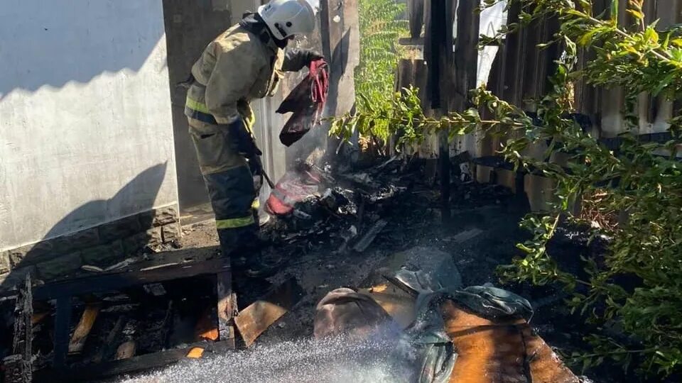 Пожар в евпатории сегодня. Пожар в евпатории. пожар в евпатории вчера. огонь в евпатории. пожар в евпатории 24.10.2025 на улице 60лет октября.