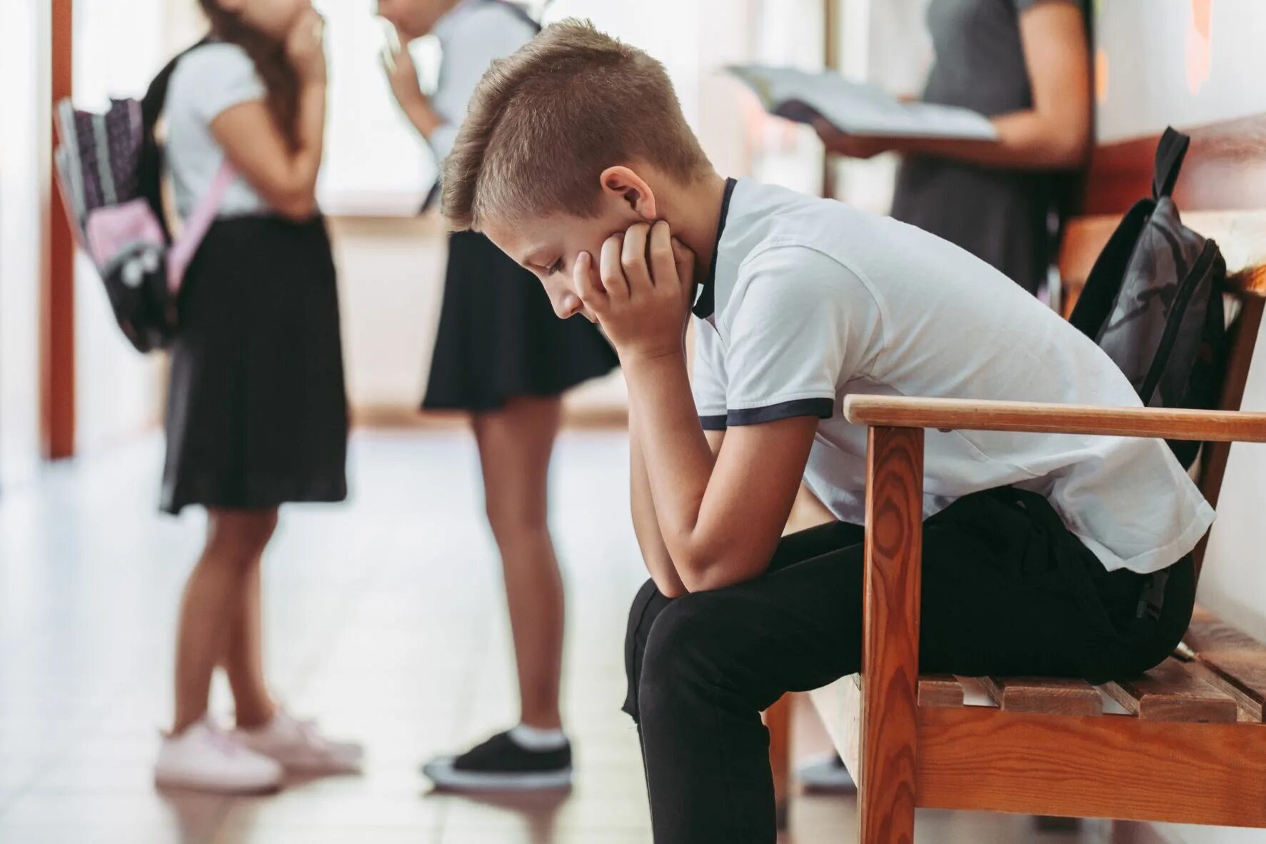 насилие в школе. вызвали в школу за плохое поведение. вызов родителей к директору школы. учительругает уыченика.