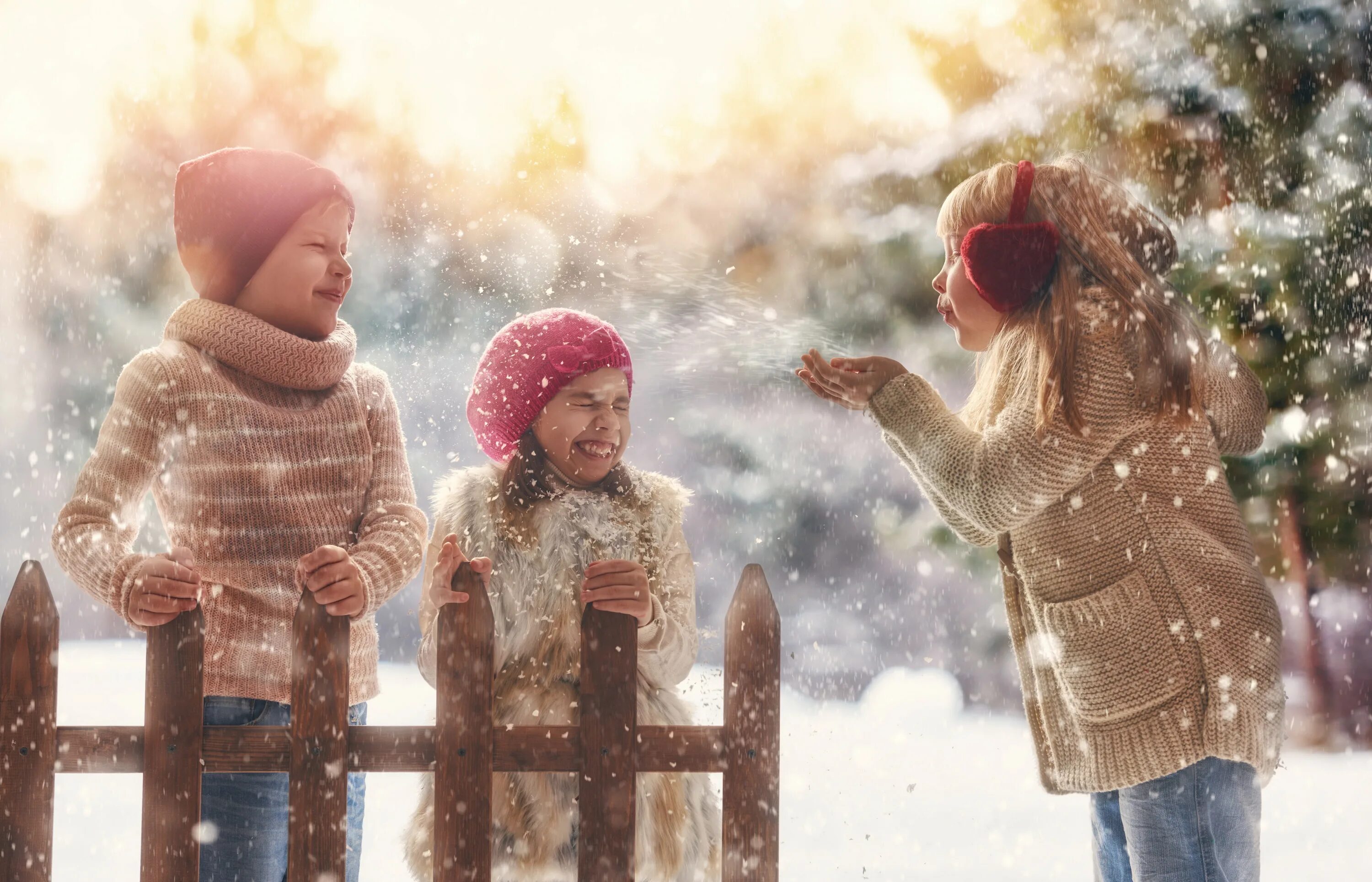 Дети зимой. Дети радуются снегу. Зима радость. Дети радость зима.