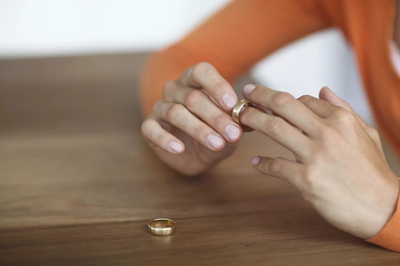 Poor girl ate wedding ring на русском