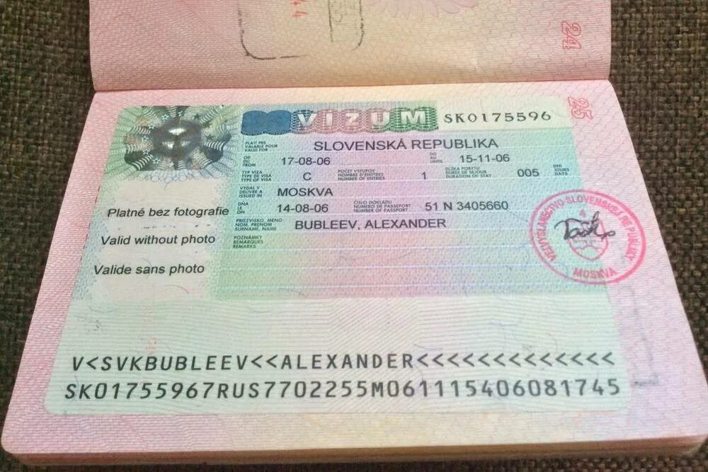Нужна виза в германию для россиян. Как выглядит шенгенская виза. Виза в Словакию. Туристическая виза шенген.