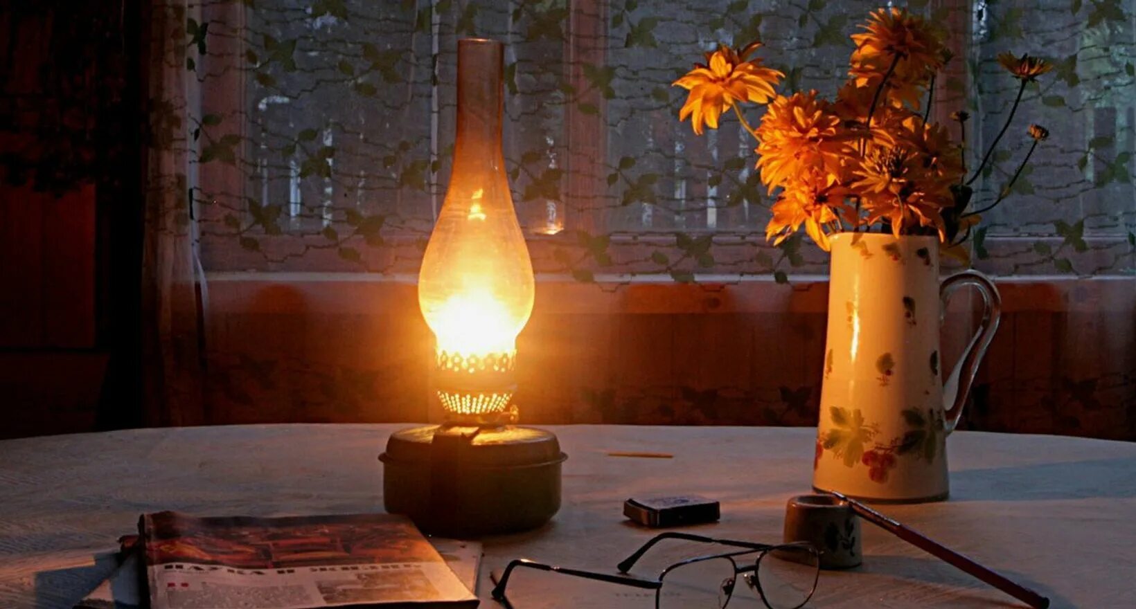 Свеча горит в комнате. Лучина 19 век керосиновая лампа. Лампада керосинка. Лучина свеча керосиновая лампа. Старинная лампа.