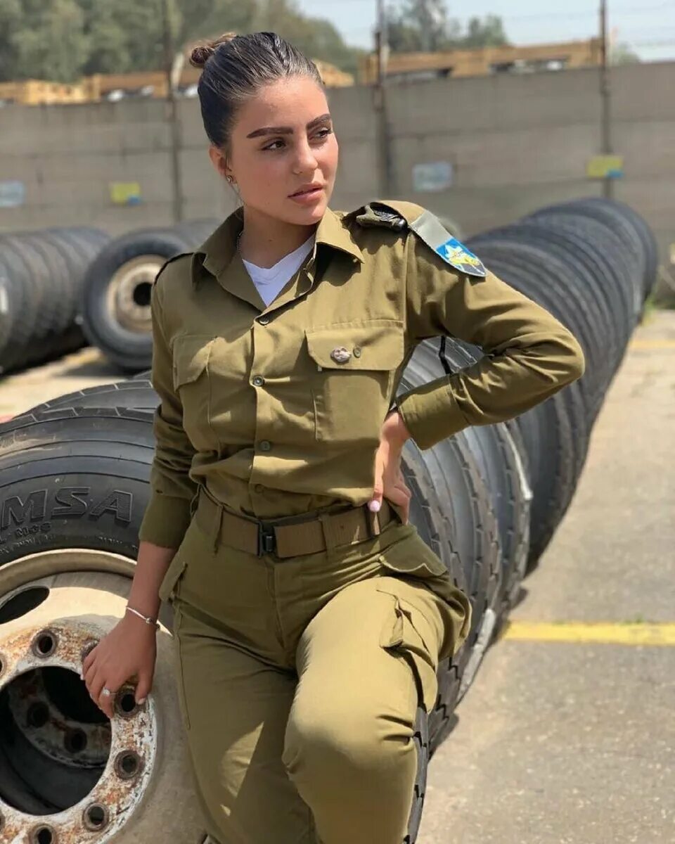 Армейская женщина. Юли Товма армия Израиля. Кейт Рутман военнослужащая израильской. Юли Товма армия Израиля 18.