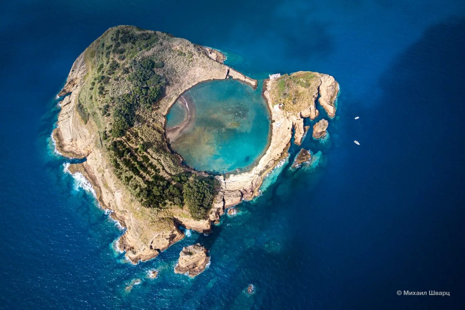 Площадь острова южный. Западное побережье новой зеландии южный остров. Новая зеландия северный остров. Вулканический остров чеджудо. Остров новая зеландия.