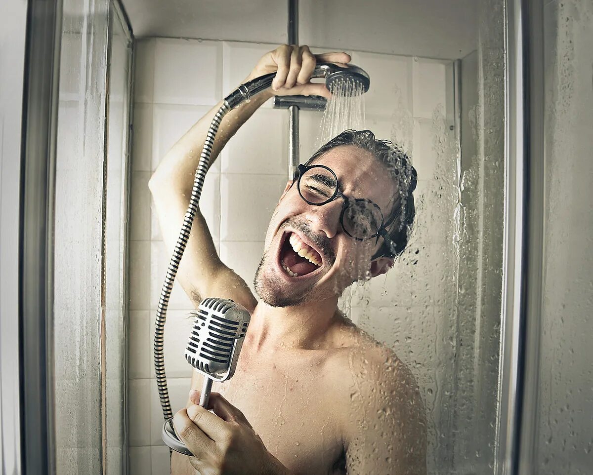 Петь в душе. Мужчина поет в душе. Петь в ванной. Very in shower