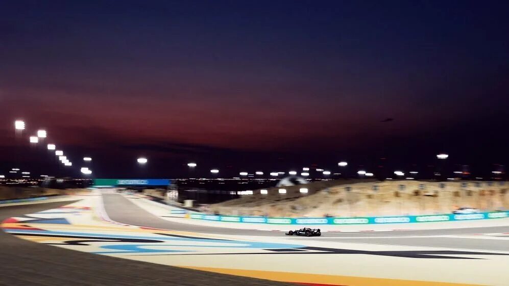 Formula 1 Gulf Air Bahrain Grand prix 2024. Бахрейн ночная гонка. Трасса Бахрейн ф1 ночью. Бахрейн формула 1 2022 нефтехранилище. Бахрейн формула 1 результаты