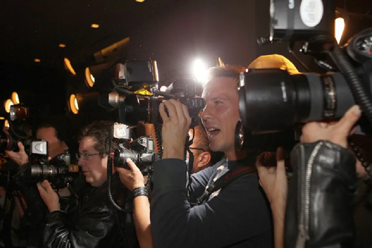 Вспышки фотокамер. Студийный свет на улице. Ослепляющий свет. Godox a1 для смартфонов. Папаруда.