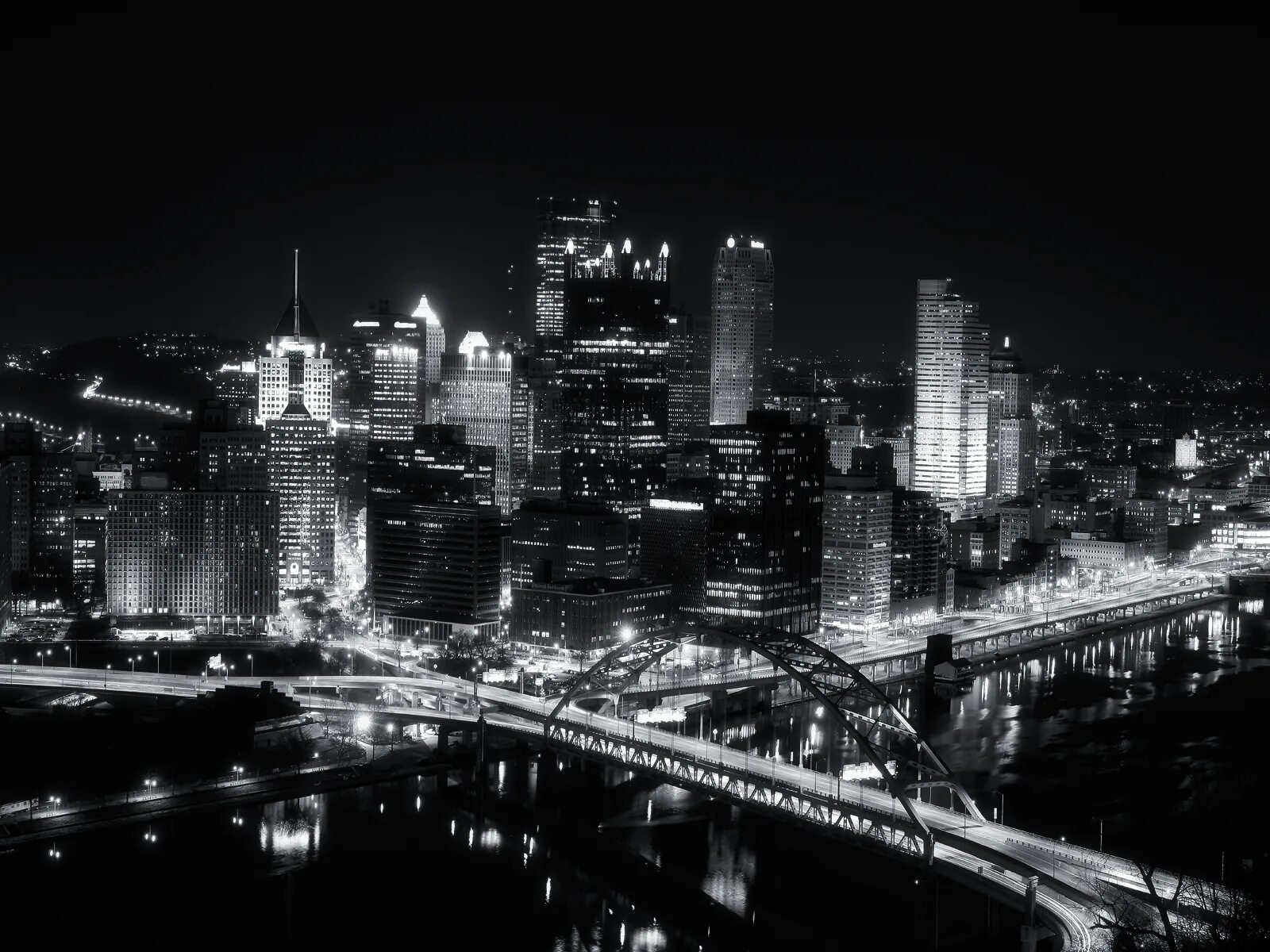 Города черном фоне. Черно белый город. Ночной город черно белый. Картина черно-белый город. Ночной серый город.