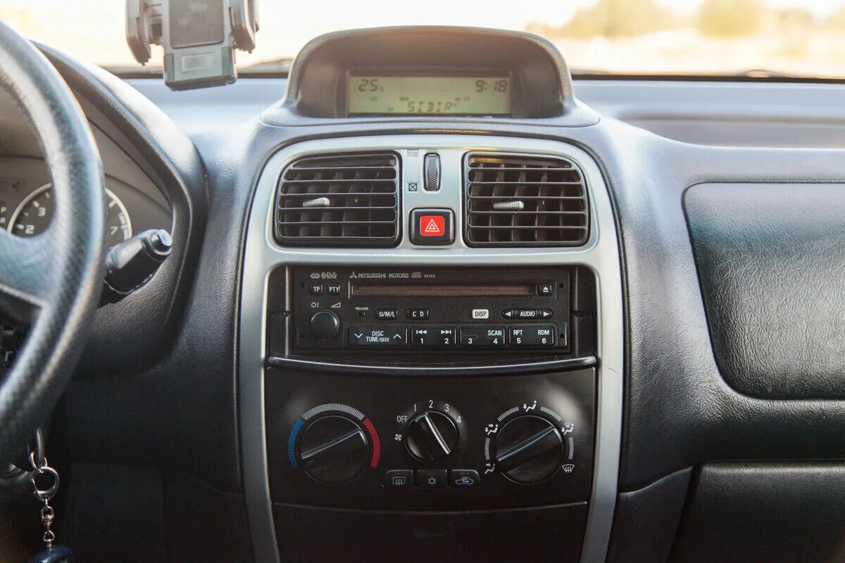 Автомагнитола для mitsubishi space star. Магнитола mitsubishi space star. Магнитола на mitsubishi space star 1999. Штатная магнитола мицубиси спейс стар. Чем закрыть магнитолу.