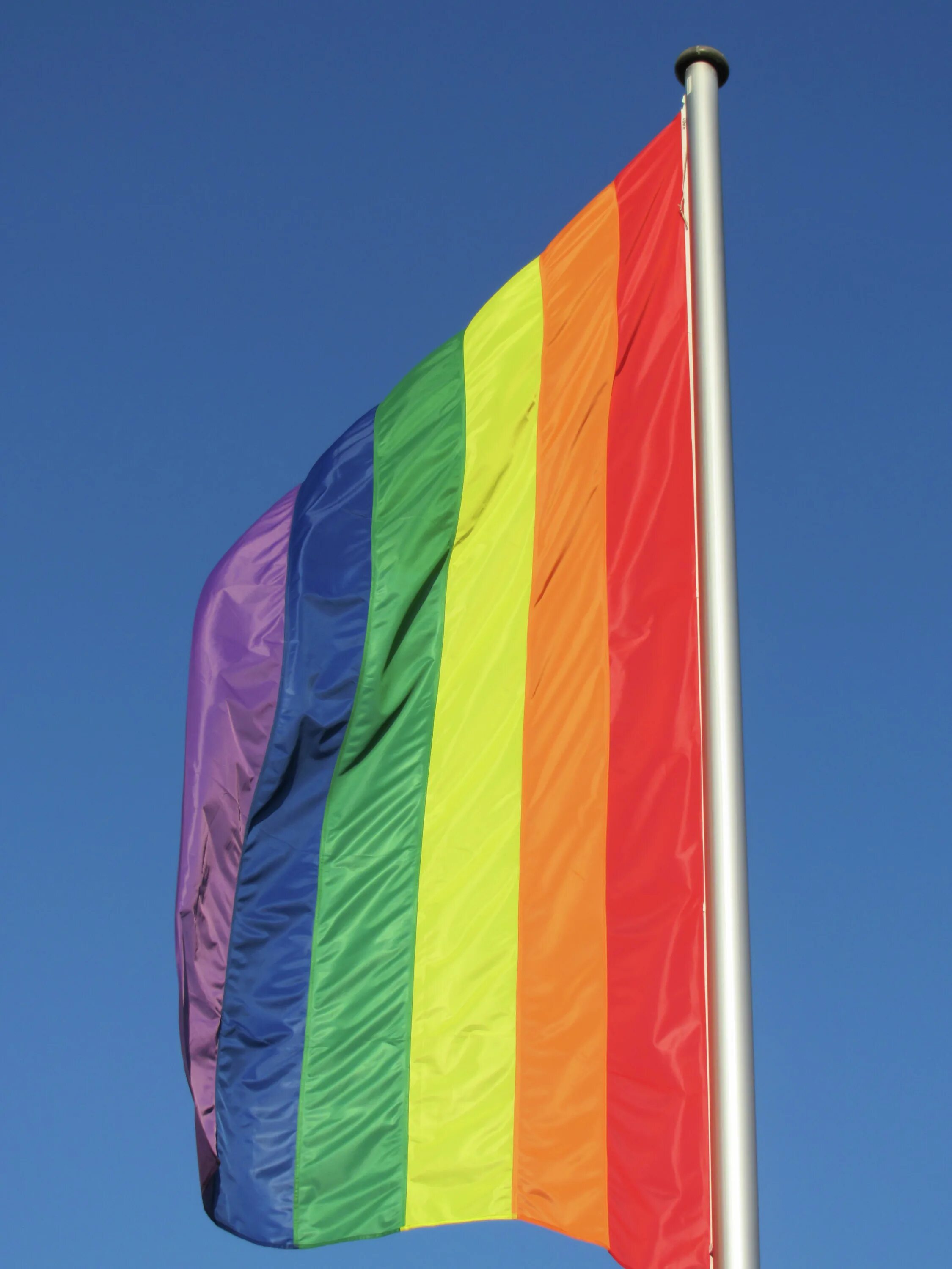 Как называется радужный флаг. Флаг лгбт. lgbt флаг. флаг лгбт и радуга. радужные флажки.