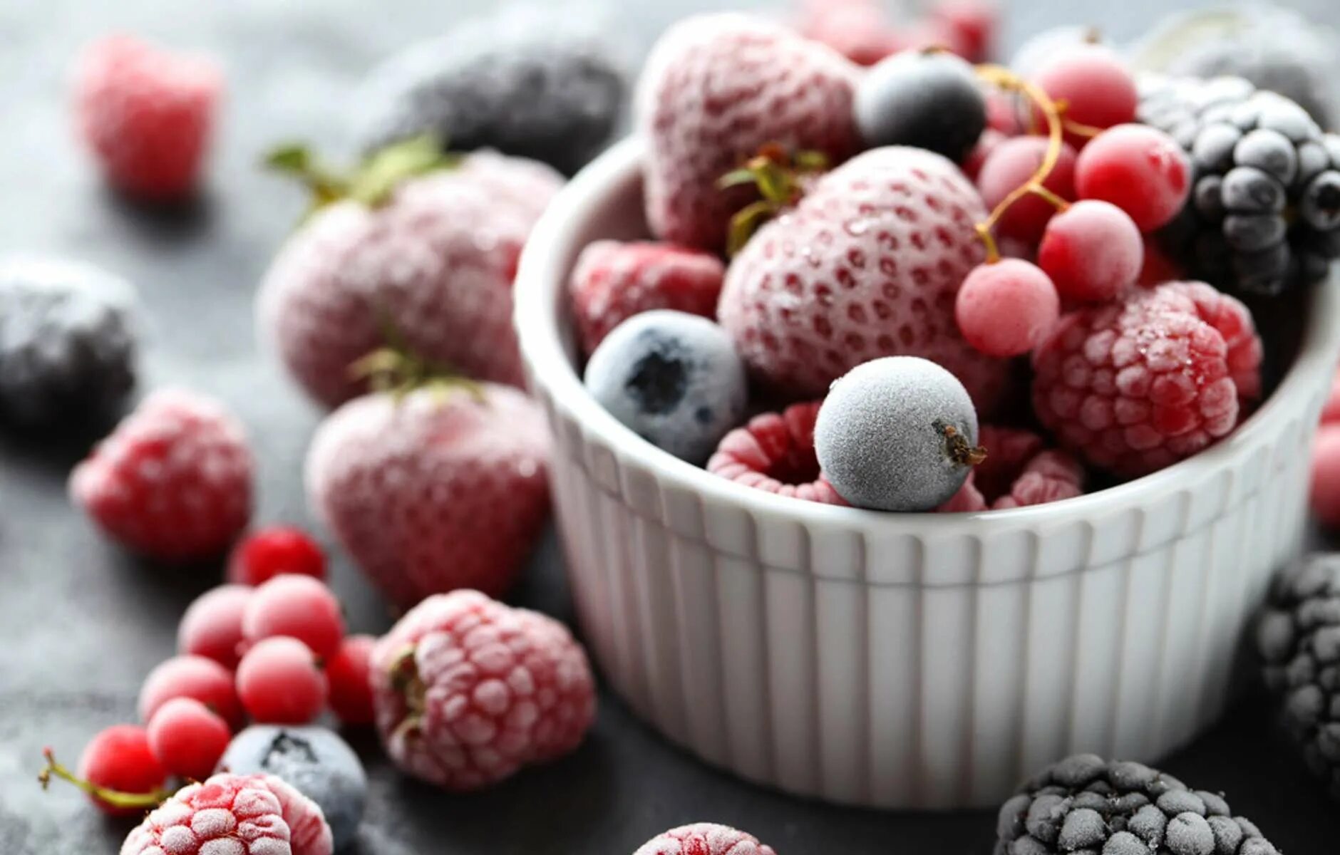 Freezing fruits. Замороженные фрукты. Мороженые ягоды. Заморозка ягод. Быстрозамороженные плоды и ягоды.
