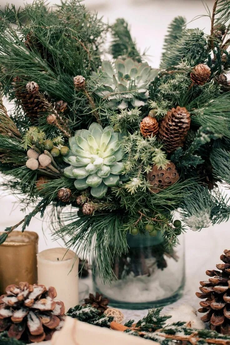 украшение из сосновых веток. украшение из еловых веток. еловые ветки в вазе. хвойная икебана. как украсить ветки сосны к новому.