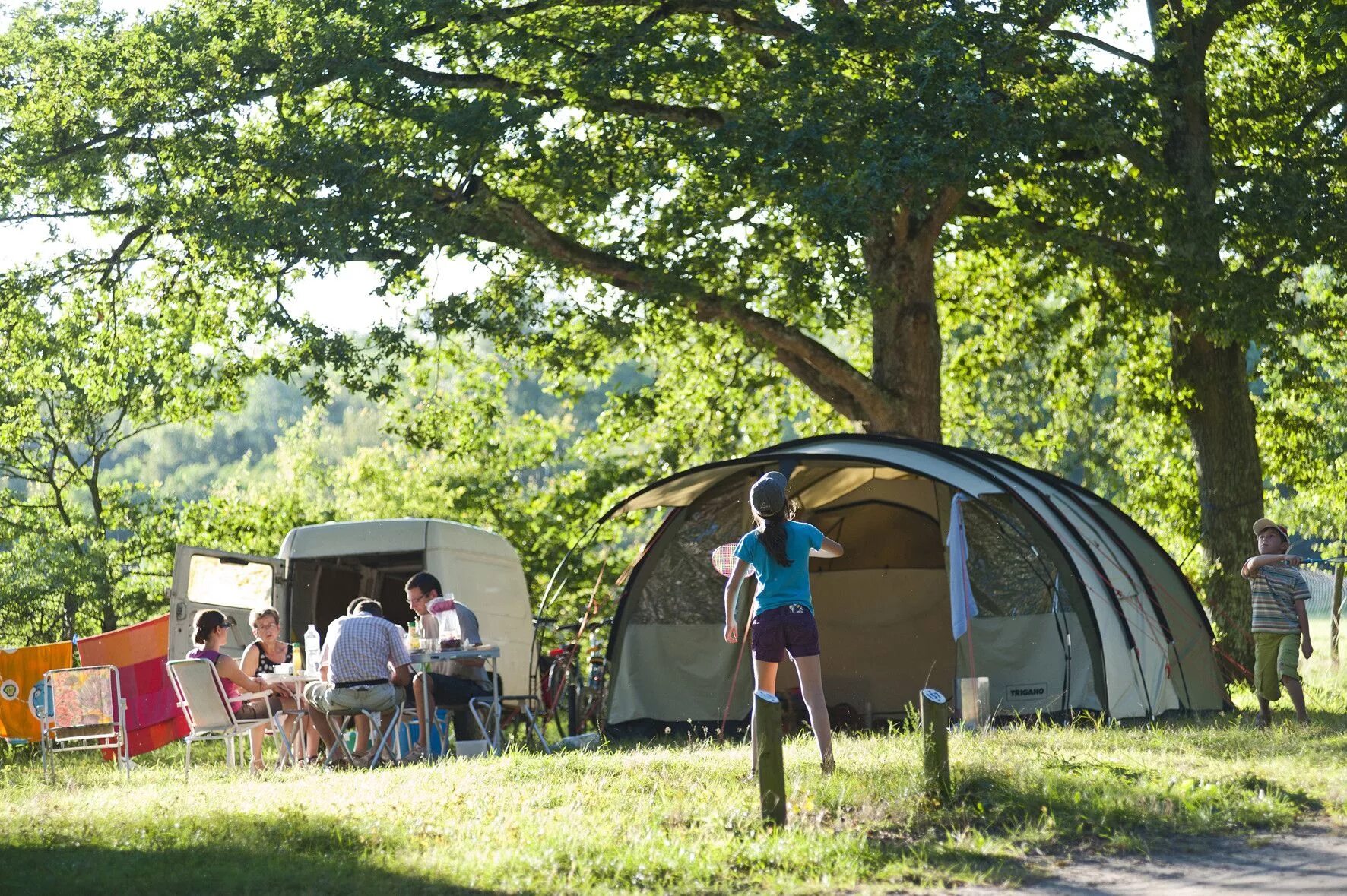 Stay in a camp. Питч кемпинг. Кемпинг Франция. Кемпинг парк. Лучшие кемпинги Франции.