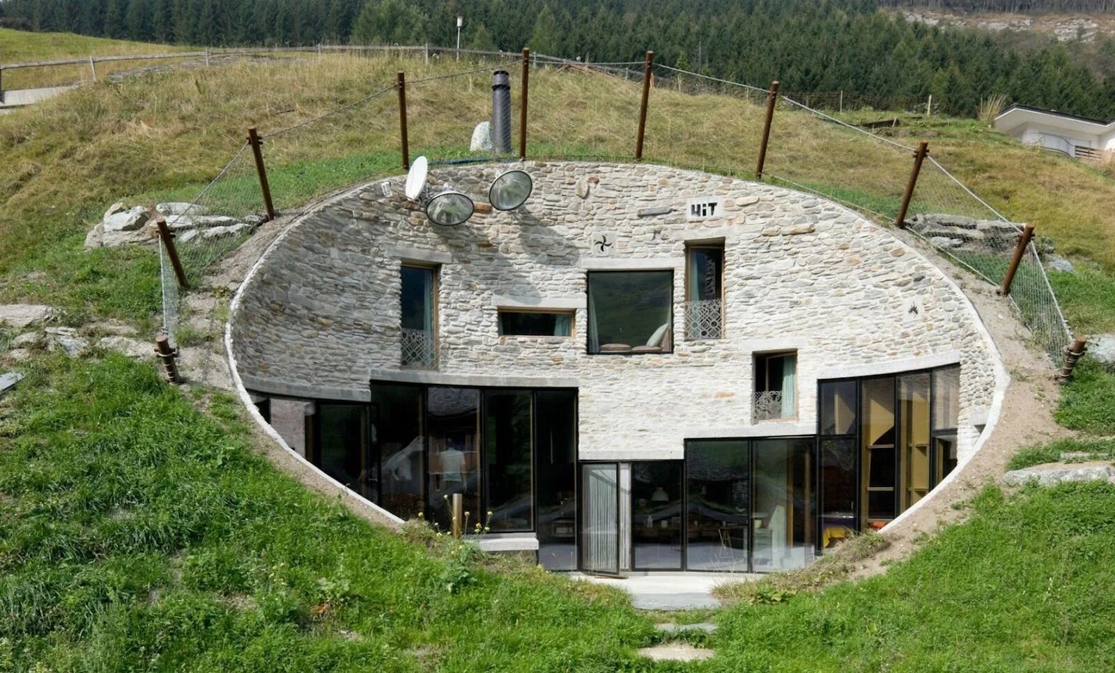Дом в виде колец. Вилла villa vals в швейцарии. вилла vals в горах швейцарии. дом бункер лисья нора. современная архитектура дом в горе лисья нора.