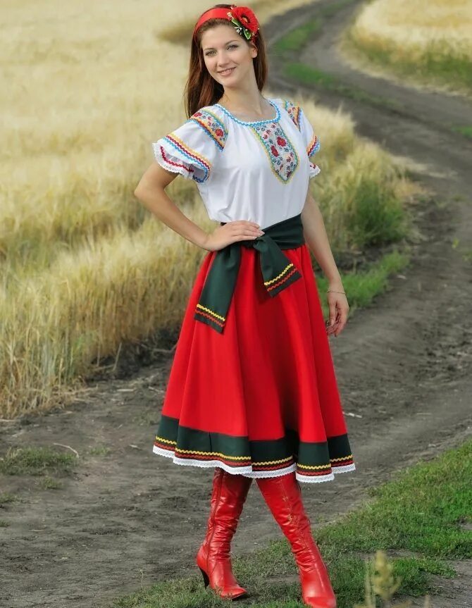 Какие национальные одежды. Украинский национальный костюм. Украинский костюм женский. Украинский народный костюм. Традиционный украинский костюм женский.