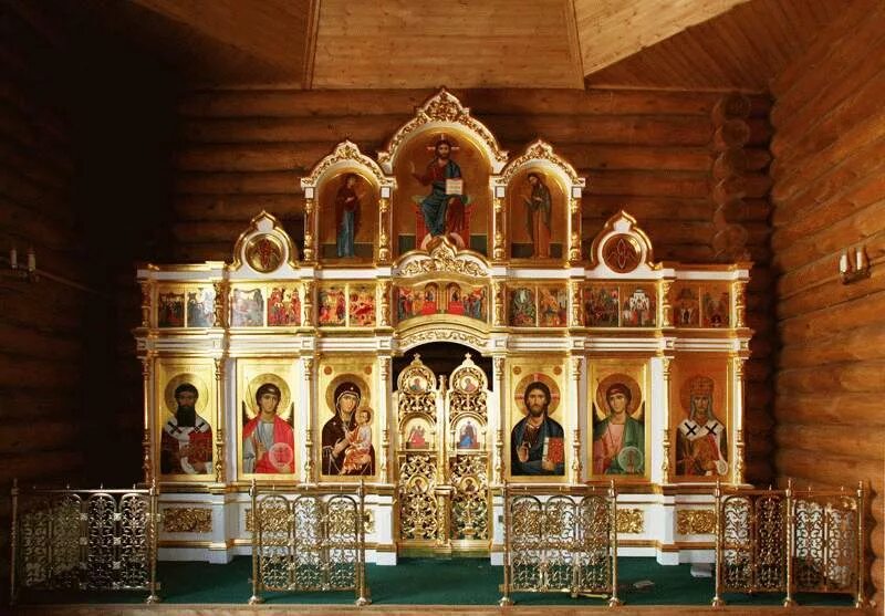 алтарь и иконостас в православном храме. апостольский ряд в иконостасе. сережа местный фото 2022. нижний местный. нижний местный.