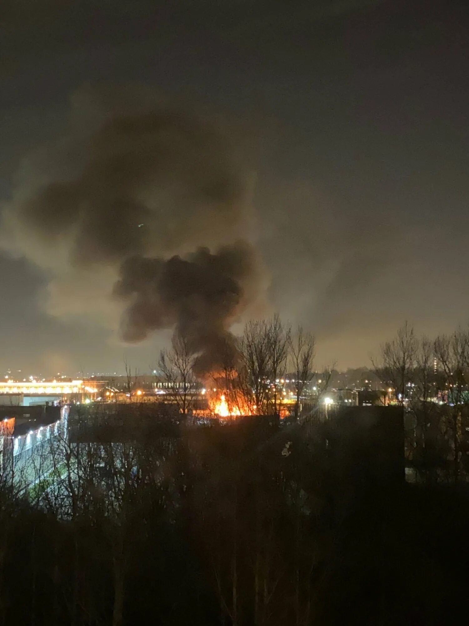 Пожар во Фрунзенском районе сейчас в СПБ. Пожар Фучика 82. Пожар в Санкт-Петербурге сейчас горит. Пожар в Купчино.