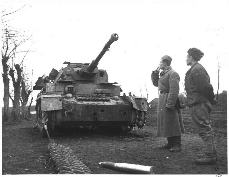 Подбитый немецкий танк 1943. Подбитый Panzer 2. Подбитый PZ 4. Подбитый PZ-4 Ausf j. Военная хроника 4