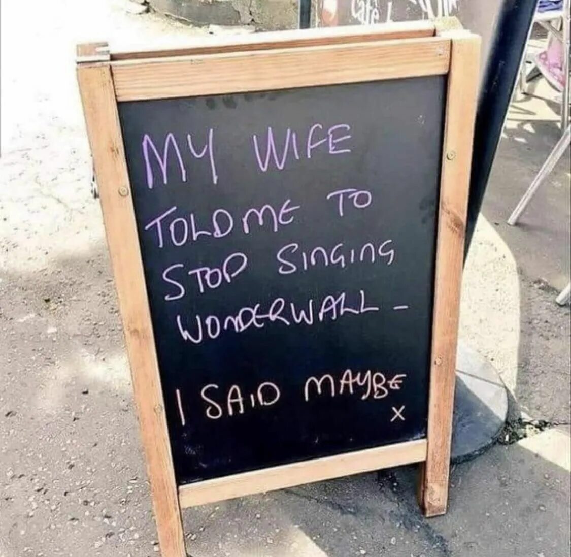 Oasis wonderwall бой. I can stop singing wonderwall i said. Открытка с лягушкой с днем рождения. Бьютифул дей. Хорошего дня лягушка.