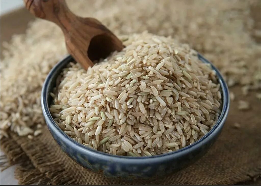Рис и бурый рис разница. Баткенский рис. Рис бурый нешлифованный. Плов с бурым рисом. Необработанный рис.