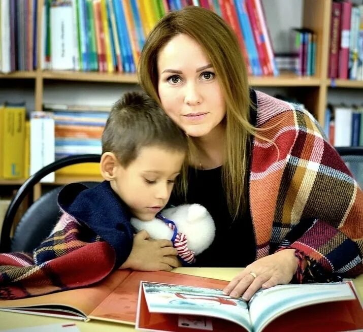 Включи мама школа. Фотосессия в библиотеке дети. Читающая мама читающая Страна. Читающая мама читающая Страна конкурс. Фотоконкурс читающая мама.