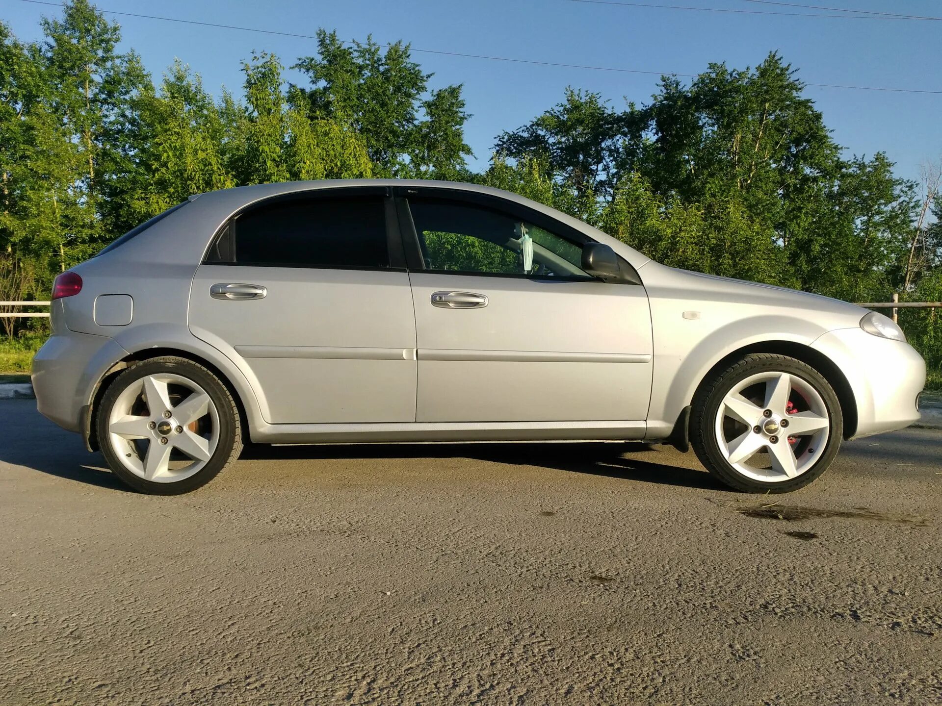 Лачетти хэтчбек колеса. Диски р16 Chevrolet Lacetti. Chevrolet Lacetti r17. Chevrolet Lacetti на 17 дисках. Лачетти хэтчбек r17.