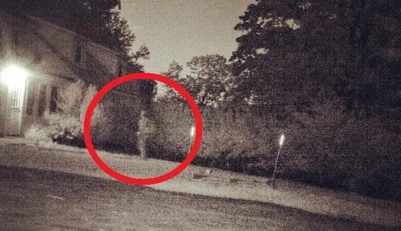 Призраки на старых фотографиях. Призраки запечатленные на фото. Настоящие снимки призраков. Настоящий призрак. Настоящий призрак.