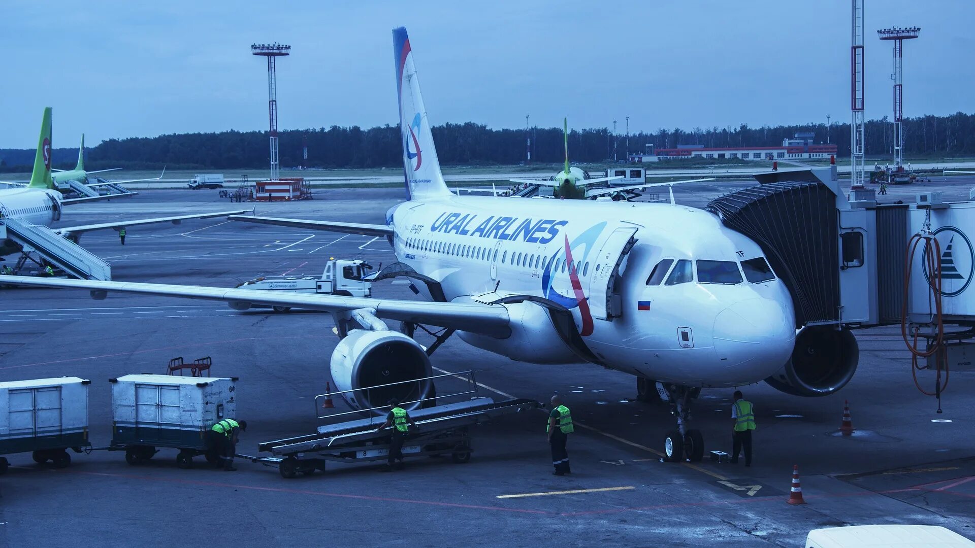 Аэропорт Домодедово Ural Airlines. Самолёты Уральские авиалинии в Домодедово. Уральские авиалинии Домодедово Сочи. Боинг 777 Уральские авиалинии. Авиакомпания полетели