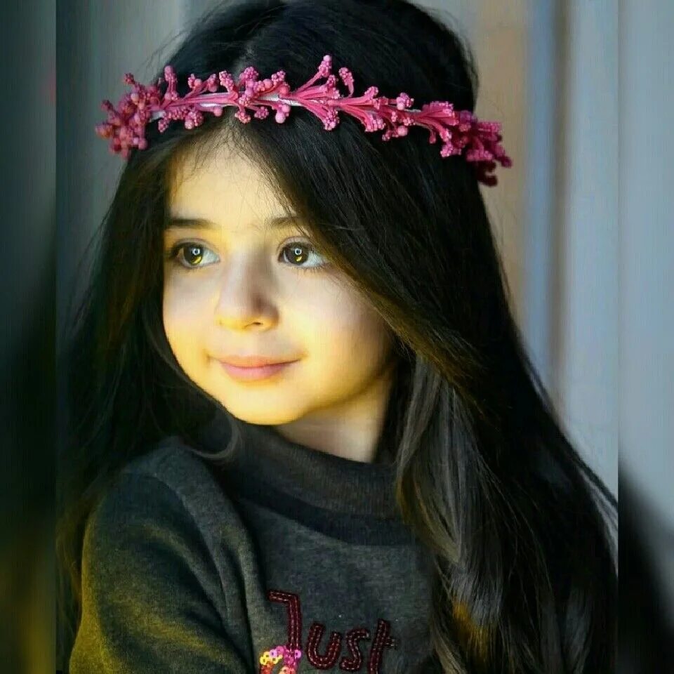 Маленькие дети с черными волосами. Самые красивые дети. Красивые армянки маленькие. Красивые армянские дети. Красивиедети девочки.