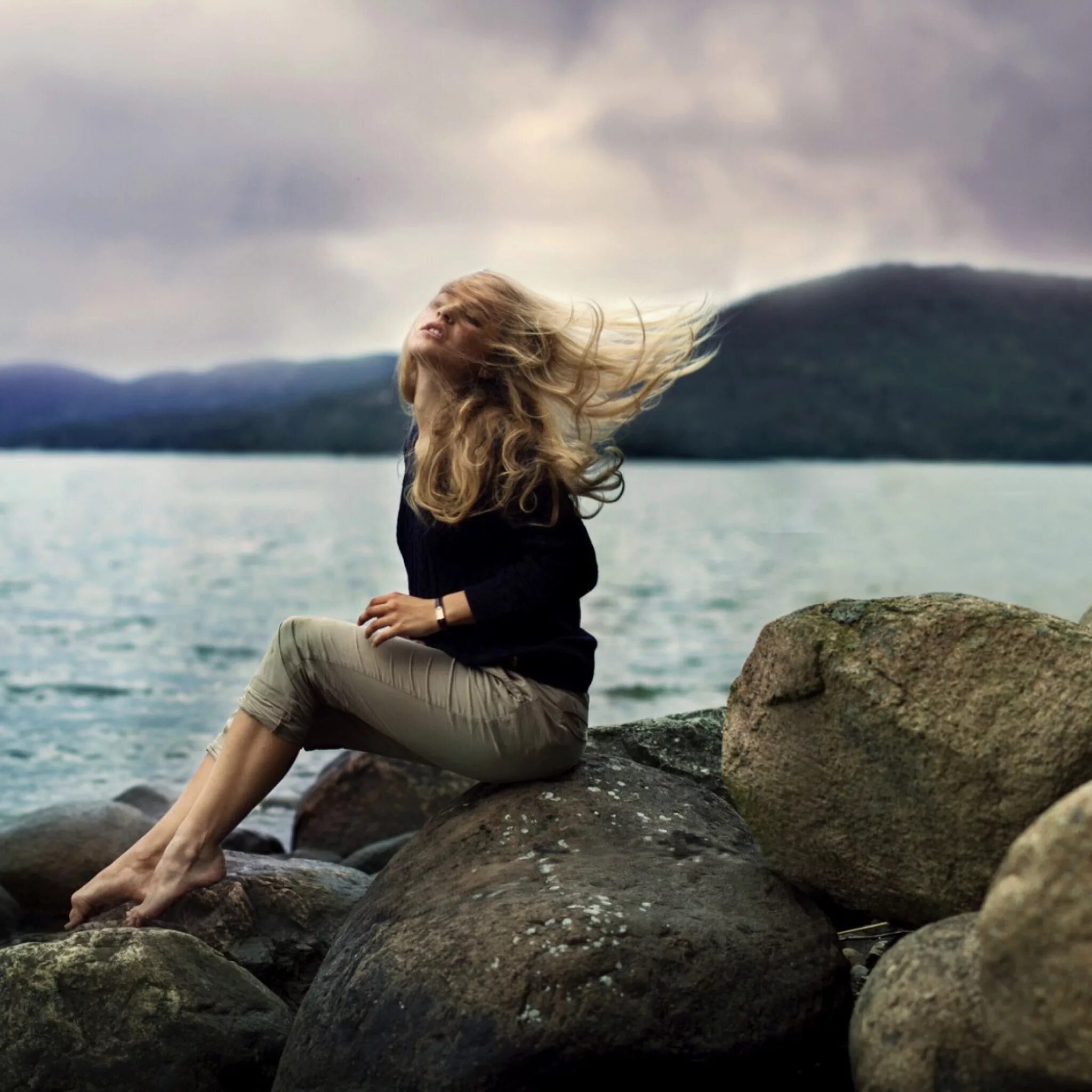Stone woman. Девушка-море. Девушка сидит на камнях у моря. Девушка сидит на берегу. Девушка на скале.