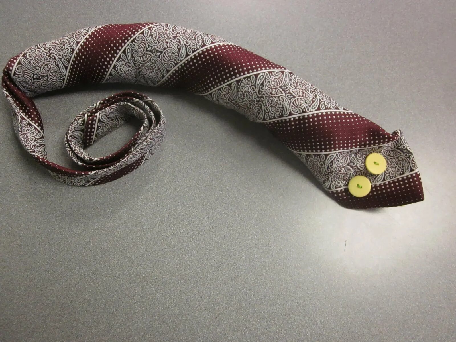 Змейка своими руками. Игрушки из галстуков. Украшения из галстуков. Сумка из галстуков. Змея из галстука.