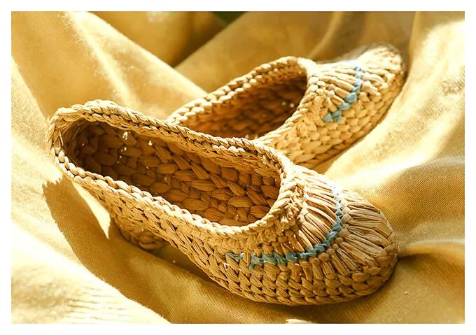 Современные лапти. Кроссовки из бересты. Берестяные лапти. Лоферы мужские плетеные кожаные. Лапти береста.