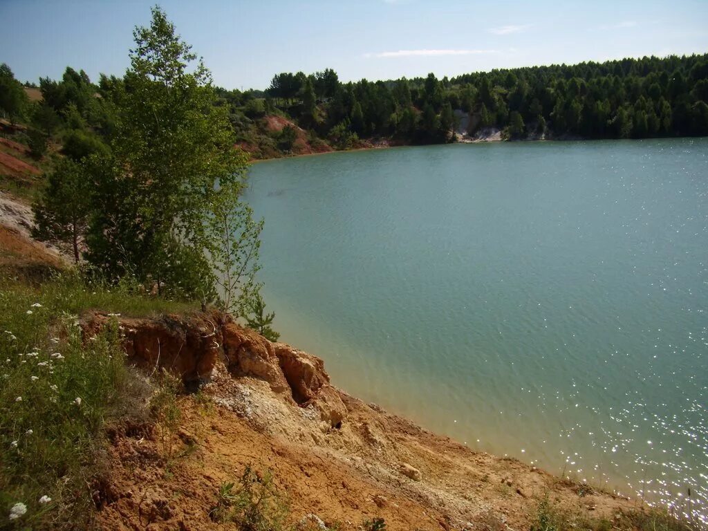 Кемеровские водоемы. Апрелька озеро в Кемеровской области. Гурьевск Кемеровская область озеро Апрелька. Голубое озеро Кемерово Апрелька. Озеро Апрелька Салаир.