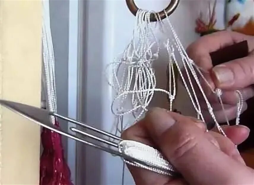 Станок для плетения сетей. Плетения сети видео. Челнок для вязания рыболовной сети. Вязание сетей для рыбалки. Плетения сети видео.