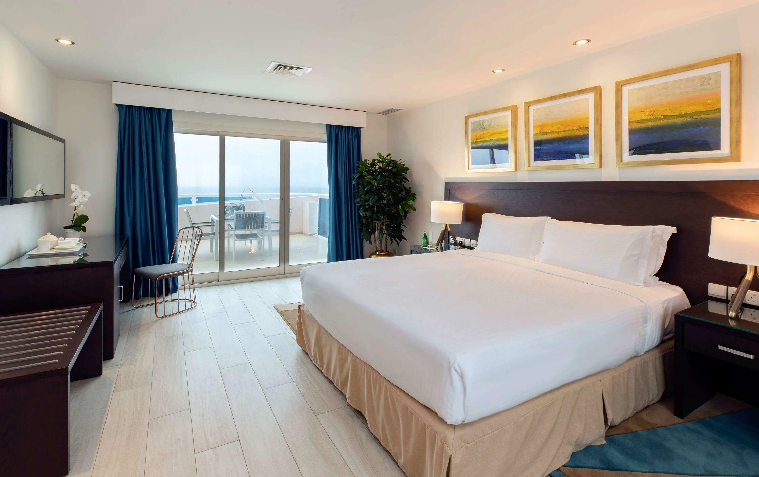 Radisson blu resort 5 оаэ. Отель radisson blu fujairah resort 5*. рэдиссон блю резорт оаэ фуджейра. рэдиссон блю фуджейра 5. рэдиссон дубай фуджейра.