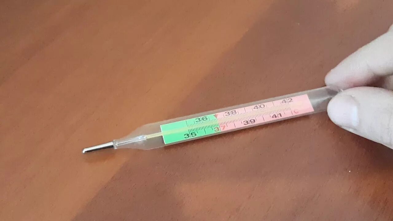 Температура 38 4 сбивать. Градусник в руке. Температура 38 4 сбивать. Температура 38 4 сбивать. Температура 38.