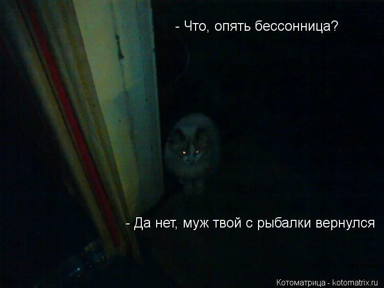 девушка сидит у окна ночью. человек с бессонницей. девушка в кровати ночью. девушка и ночь. бессонница.