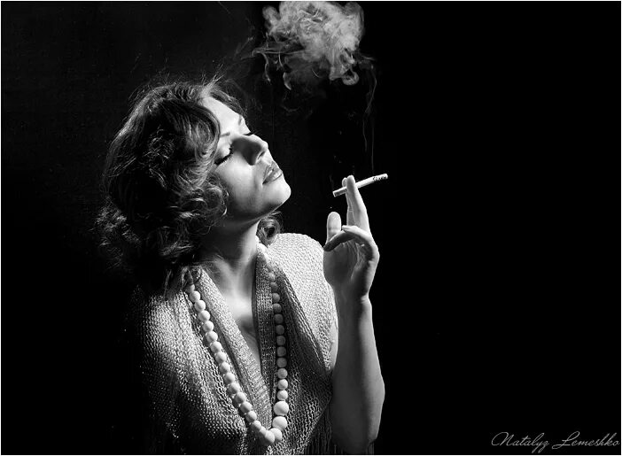 Женщина в дыму сигарет. Сигарета. Девушка с сигаретой. Курящая девушка. Девушка сигарета слушать.