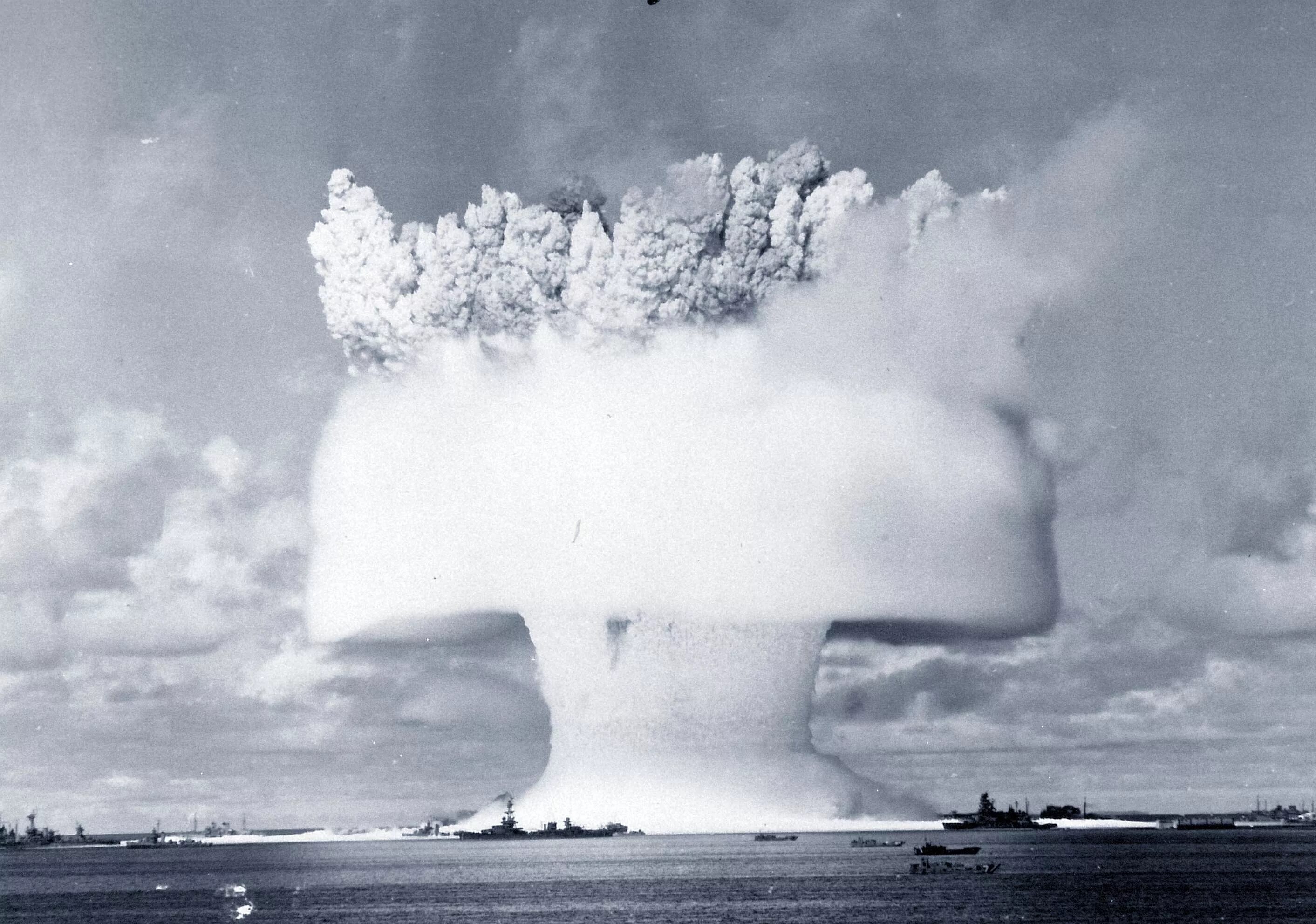 Атомные испытания. Ядерный взрыв Атолл бикини. Взрыв водородной бомбы Атолл бикини. Термоядерная бомба взрыв Атолл бикини. Ядерные испытания США на атолле бикини.