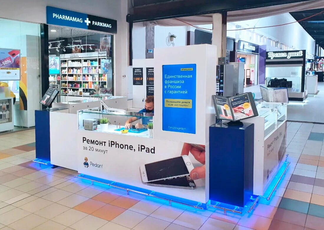 Ремонт телефонов вывеска. Интерьер сервисного центра. Красный кит стойка информации. Ремонт айфонов видное. Ремонт айфонов мытищи.