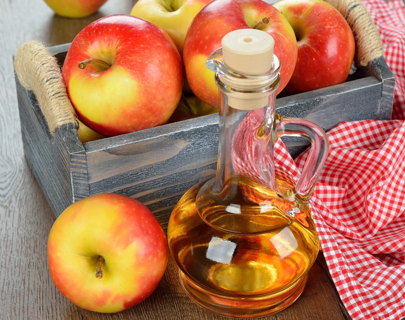 Вред яблочного уксуса с водой. Яблочный уксус Apple Vinegar. Яблочная кислота в кулинарии. Домашний яблочный уксус. Уксус яблочный натуральный.