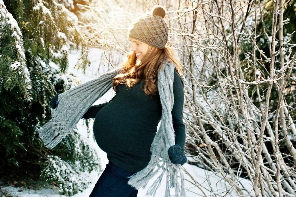 Зимой свекровь беременную. Женщины беременные усталые. Свекор и невестка. Зимой свекровь беременную. Беременная зимой на улице.