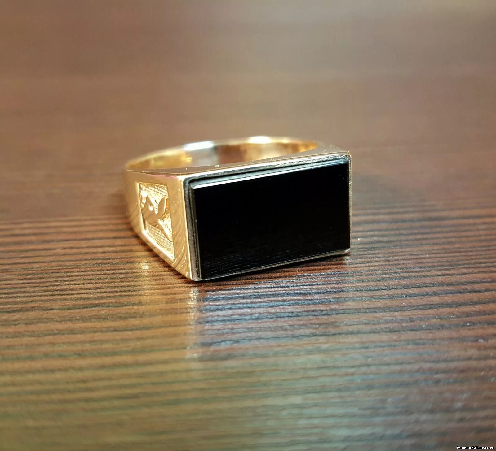 кольцо прямоугольное золотое. прямоугольные перстни. кольцо печатка мужская золото. золотая печатка мужская с черным камнем. печатки золотые мужские 585.