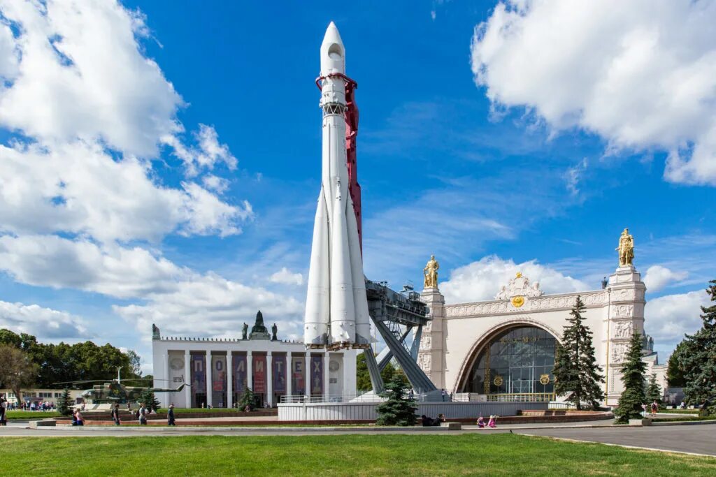 Ракета гагарина на вднх. Ракета восток 1 на вднх. Ракета в москве. Ракета восток на вднх. Вднх ракета павильон космос.