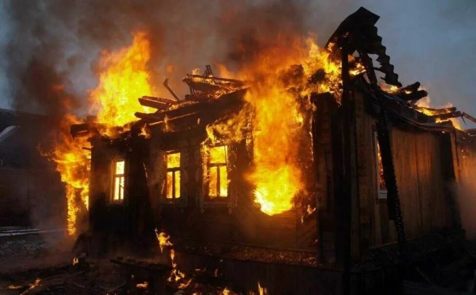 Дом горит а народ кругом стоит. Дом горит а народ кругом стоит