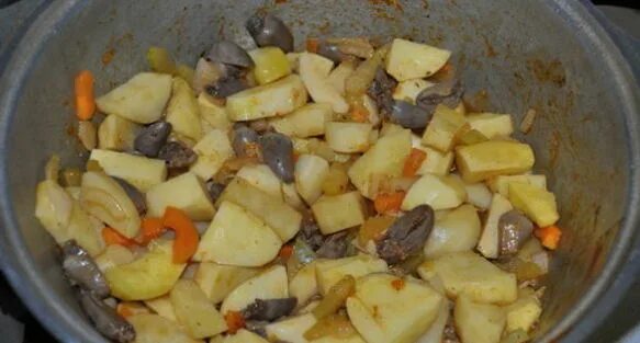 Куриные сердечки с картошкой в кастрюле. Тушёная картошка с потрошками. тушеная картошка с сердечками куриными. печень с картошкой в казане. куриные потроха с картошкой.