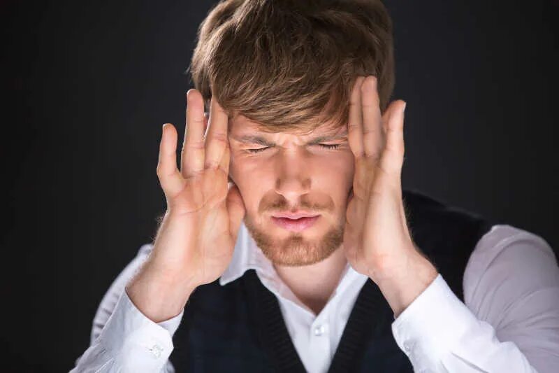 Покачать головой. Негр с белыми руками держится за голову. Негативные эмоции. Ты меня любишь нет а придется. Отрицательно головой.